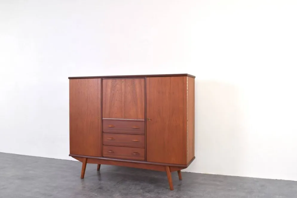 Buffet haut en teck danois des années 1960.