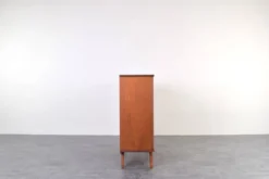 Buffet haut en teck danois des années 1960.