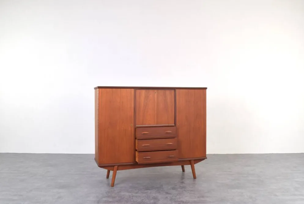 Buffet haut en teck danois des années 1960.