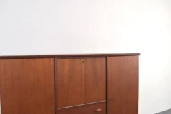 Buffet haut en teck danois des années 1960.