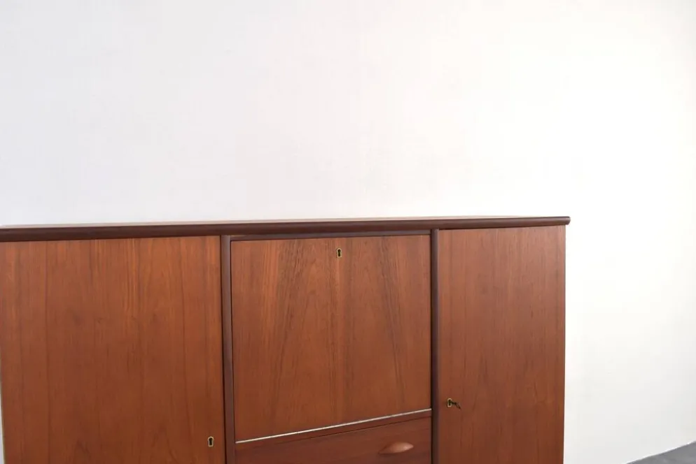 Buffet haut en teck danois des années 1960.