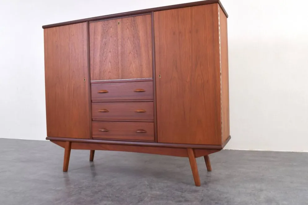 Buffet haut en teck danois des années 1960.
