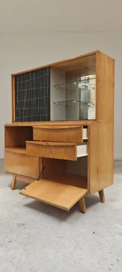 Buffet haut / Vaisselier U 372 / 386 par BLandsman et H Nepozytek 60