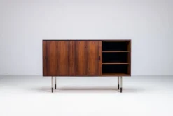 Buffet inhabituel en palissandre avec pieds en métal Danemark 1960