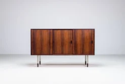 Buffet inhabituel en palissandre avec pieds en métal Danemark 1960