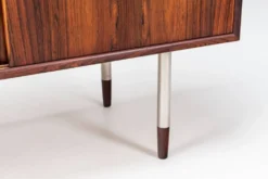 Buffet inhabituel en palissandre avec pieds en métal Danemark 1960