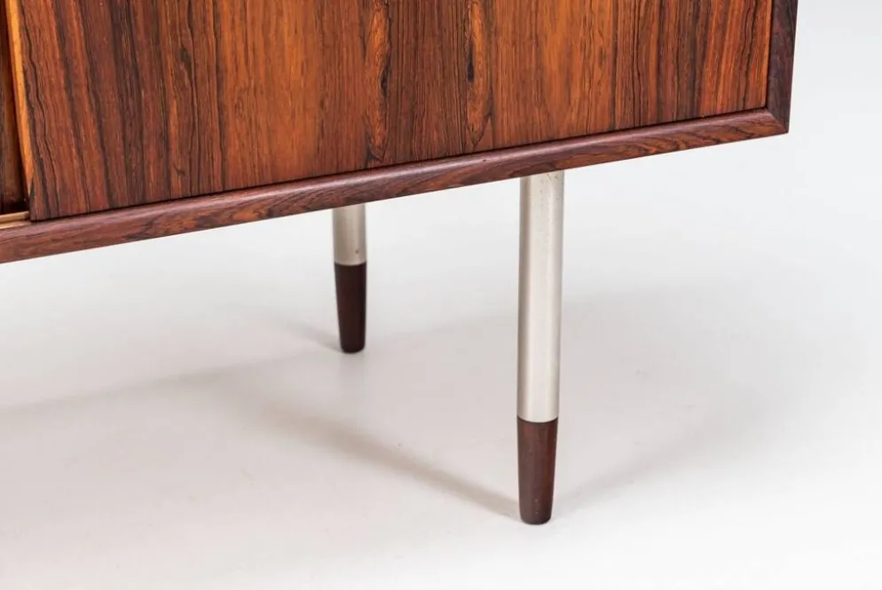 Buffet inhabituel en palissandre avec pieds en métal Danemark 1960