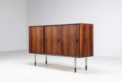 Buffet inhabituel en palissandre avec pieds en métal Danemark 1960