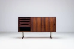Buffet inhabituel en palissandre avec pieds en métal Danemark 1960