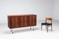 Buffet inhabituel en palissandre avec pieds en métal Danemark 1960
