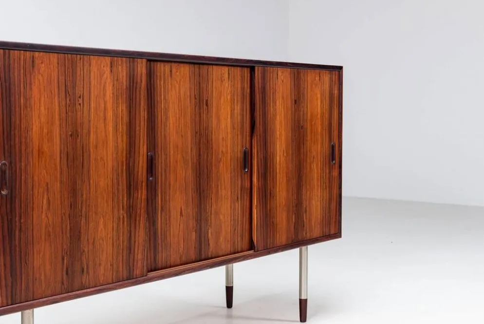 Buffet inhabituel en palissandre avec pieds en métal Danemark 1960