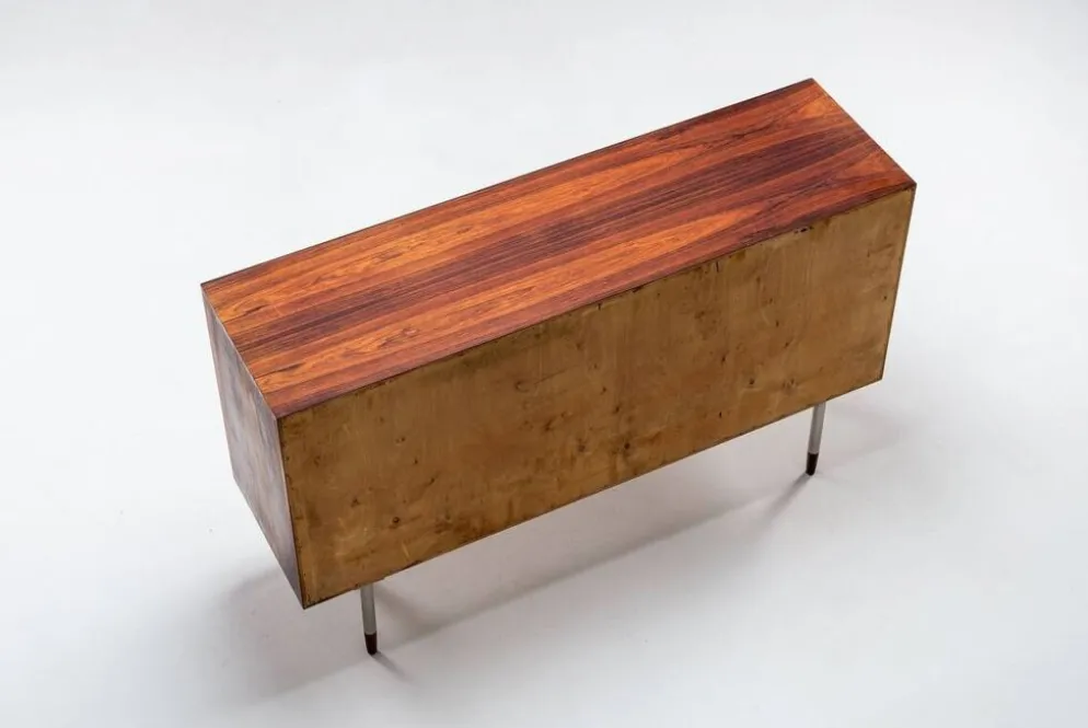 Buffet inhabituel en palissandre avec pieds en métal Danemark 1960