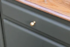 Buffet Mado vintage rénové kaki et bois – 2 portes et 1 tiroir