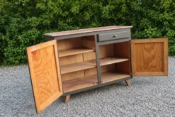 Buffet Mado vintage rénové kaki et bois – 2 portes et 1 tiroir