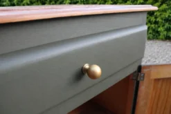 Buffet Mado vintage rénové kaki et bois – 2 portes et 1 tiroir