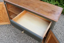 Buffet Mado vintage rénové kaki et bois – 2 portes et 1 tiroir