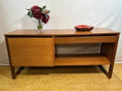 Buffet média vintage G-Plan en teck | Années 1960 | Cabinet pour platine vinyle • Vinyle