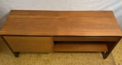 Buffet média vintage G-Plan en teck | Années 1960 | Cabinet pour platine vinyle • Vinyle