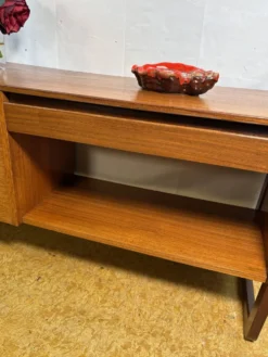 Buffet média vintage G-Plan en teck | Années 1960 | Cabinet pour platine vinyle • Vinyle