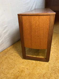 Buffet média vintage G-Plan en teck | Années 1960 | Cabinet pour platine vinyle • Vinyle