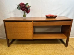 Buffet média vintage G-Plan en teck | Années 1960 | Cabinet pour platine vinyle • Vinyle