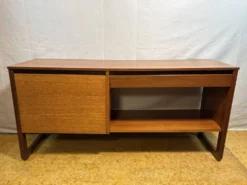 Buffet média vintage G-Plan en teck | Années 1960 | Cabinet pour platine vinyle • Vinyle