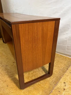 Buffet média vintage G-Plan en teck | Années 1960 | Cabinet pour platine vinyle • Vinyle