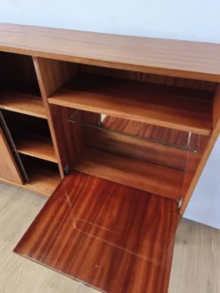 Buffet moderniste des années 1970
