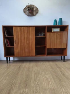 Buffet moderniste des années 1970