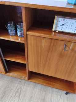 Buffet moderniste des années 1970