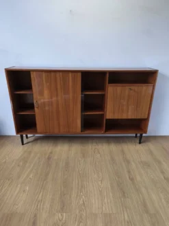 Buffet moderniste des années 1970