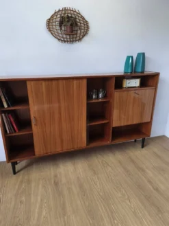 Buffet moderniste des années 1970