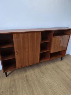 Buffet moderniste des années 1970