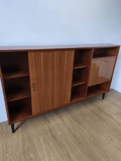 Buffet moderniste des années 1970