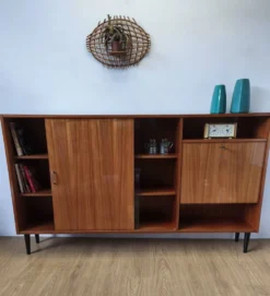 Buffet moderniste des années 1970