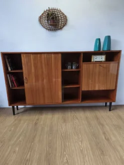 Buffet moderniste des années 1970