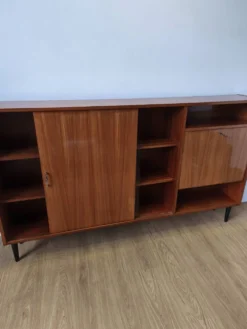 Buffet moderniste des années 1970