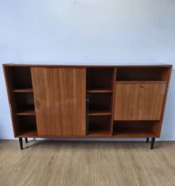 Buffet moderniste des années 1970