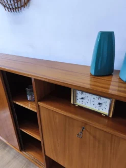 Buffet moderniste des années 1970