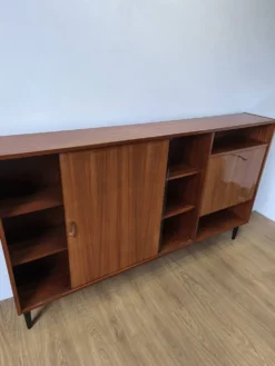 Buffet moderniste des années 1970