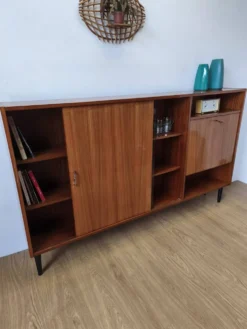 Buffet moderniste des années 1970