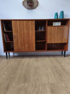 Buffet moderniste des années 1970