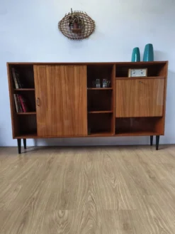 Buffet moderniste des années 1970