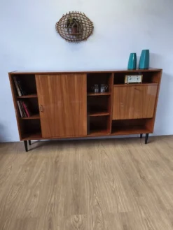 Buffet moderniste des années 1970