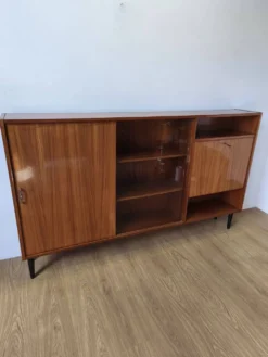 Buffet moderniste des années 1970
