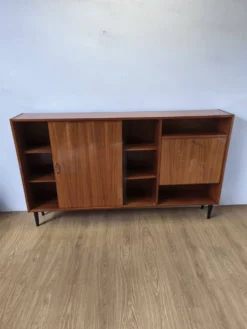 Buffet moderniste des années 1970