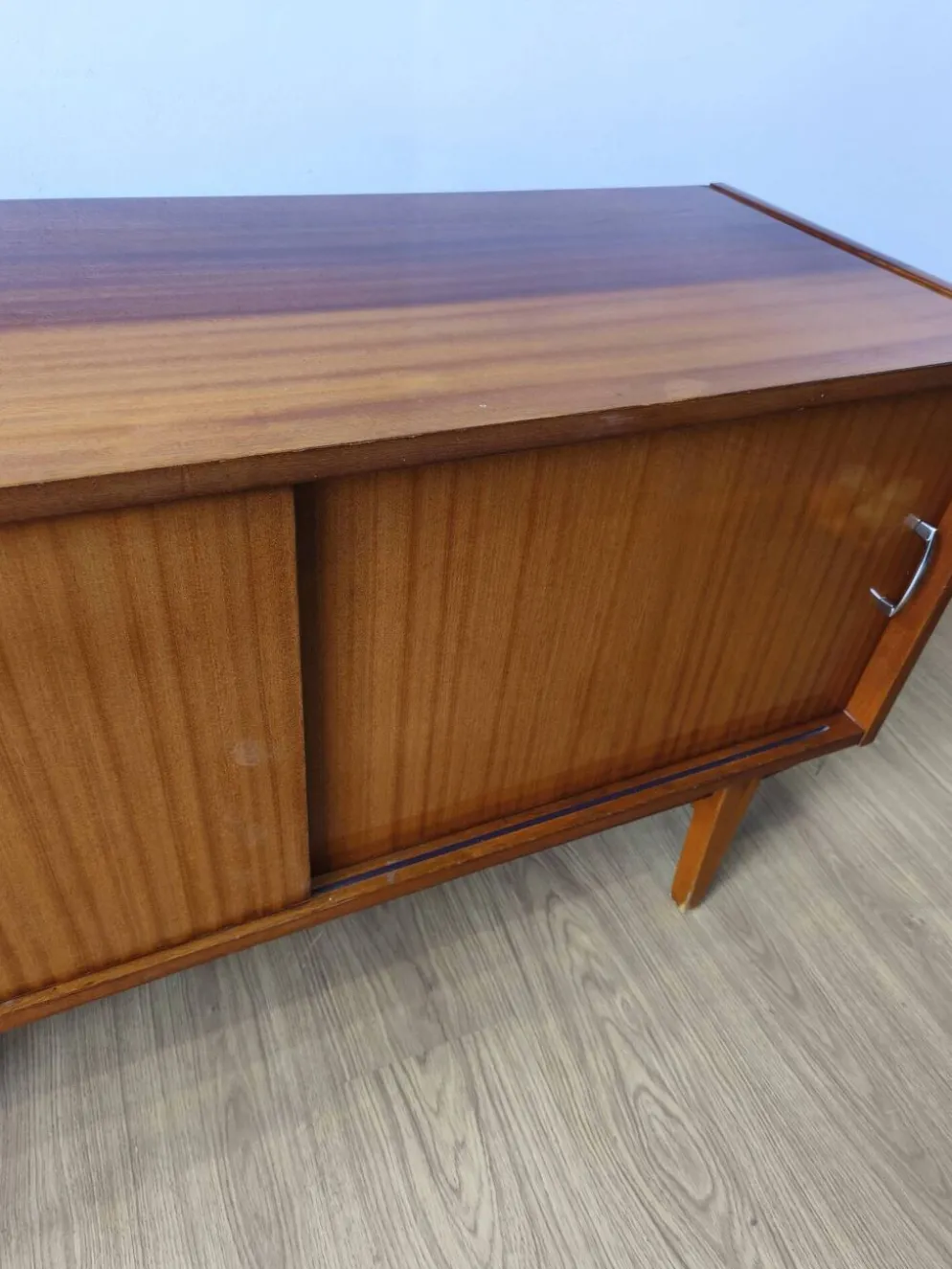 Buffet moderniste des années 1970.