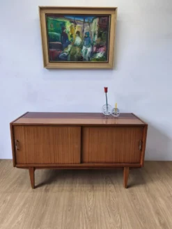Buffet moderniste des années 1970.