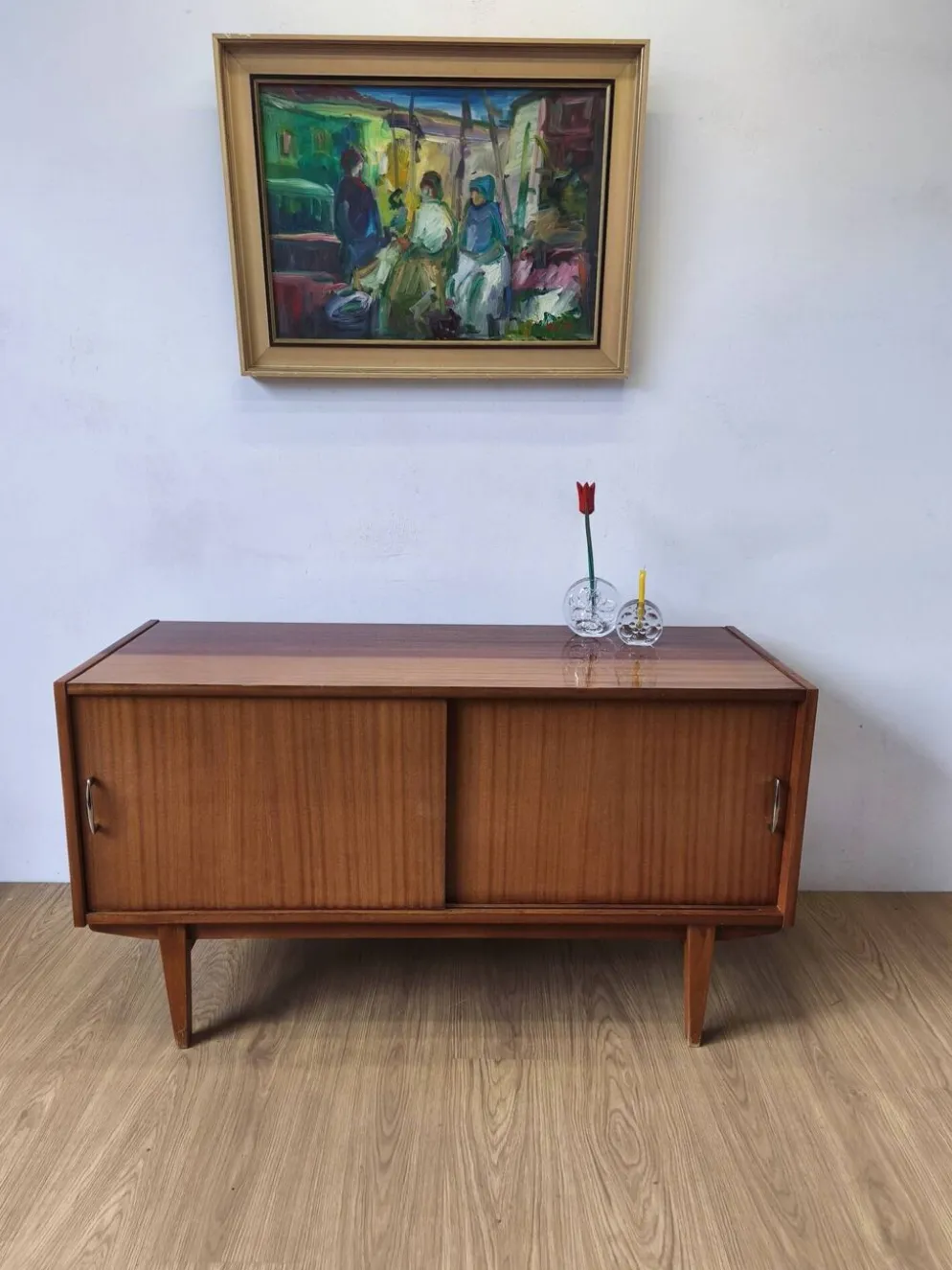 Buffet moderniste des années 1970.