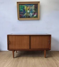 Buffet moderniste des années 1970.